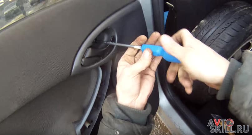 Как снять обшивку с задней двери Форд Фокус 1