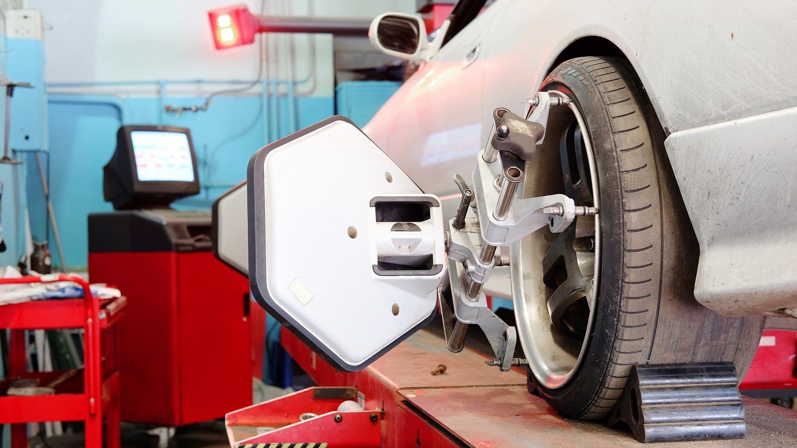 Wheel alignment equipment