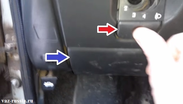 При нажатие на кнопку которая обозначена красной стрелкой, нижняя крышка с предохранителями которая указана синей стрелкой откроется