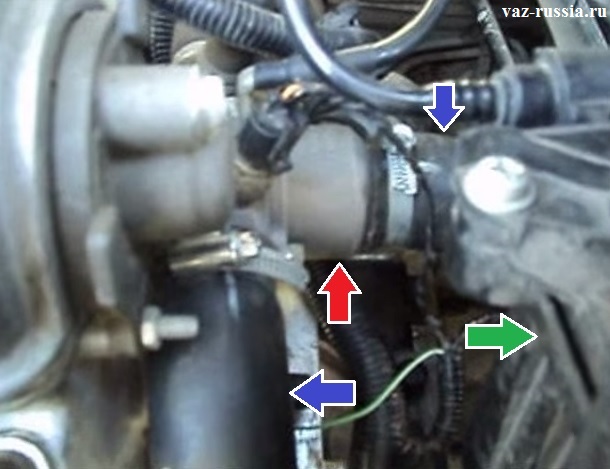 На фотографии показано местонахождение термостата в двигателе