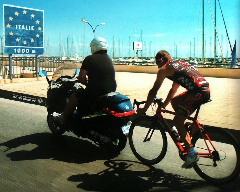 Трой Бейлисс и его наставник Аксель на велотренировке в Монако