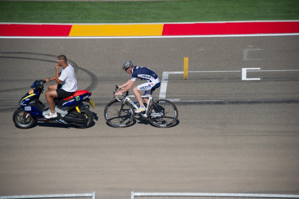 Бредли Смит (тогда еще в Tech 3) тренируется на велосипеде на Motorland Aragon, перед Гран-При Арагона